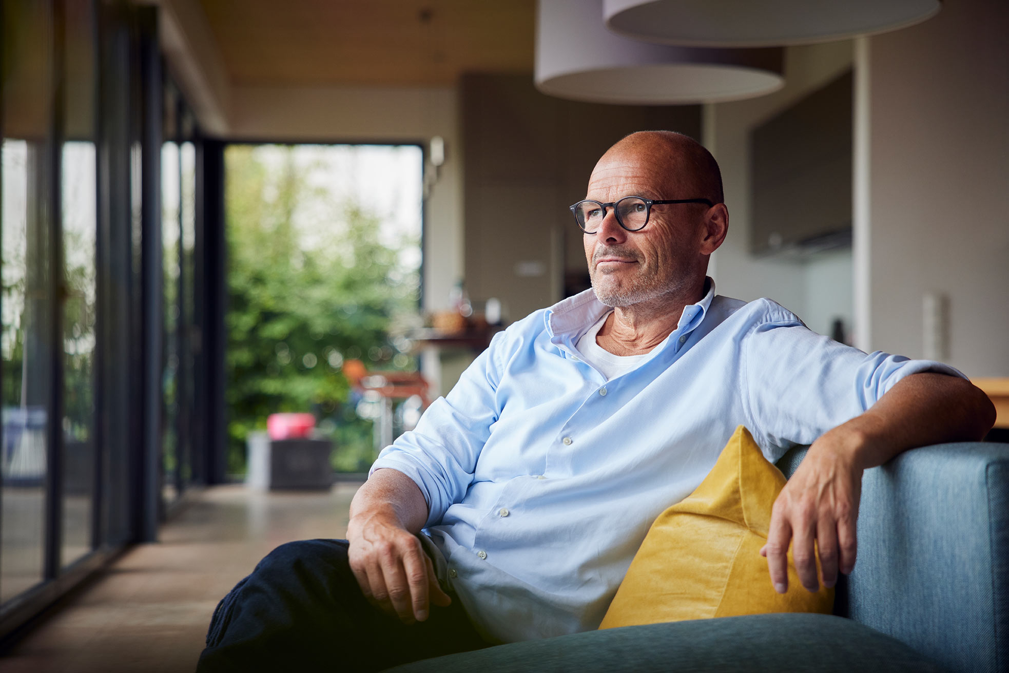 Mann genießt einen ruhigen Moment im eigenen Raum nach Auszug der Kinder