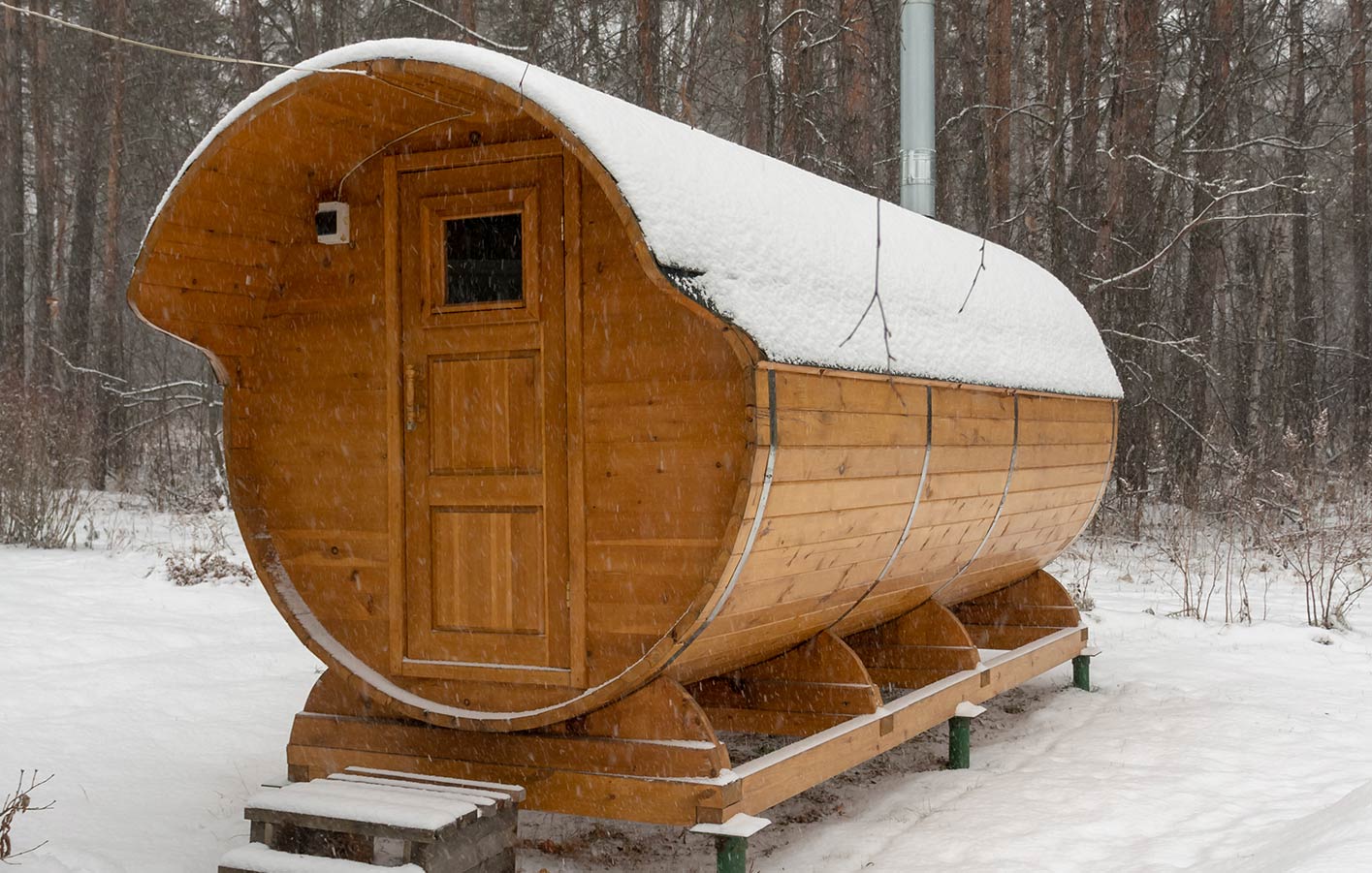Saunafass, klassische Sauna mit Saunaofen im Winter