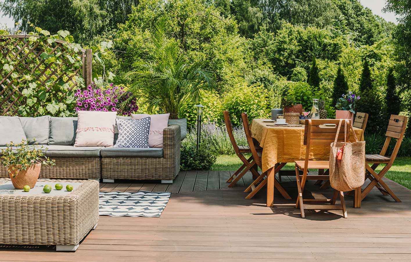 Gartenterrasse mit Terrassenmöbeln in einem grünen Garten